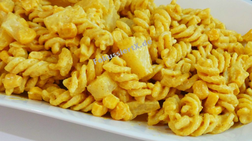 Nudelsalat mit Ananas und Mais