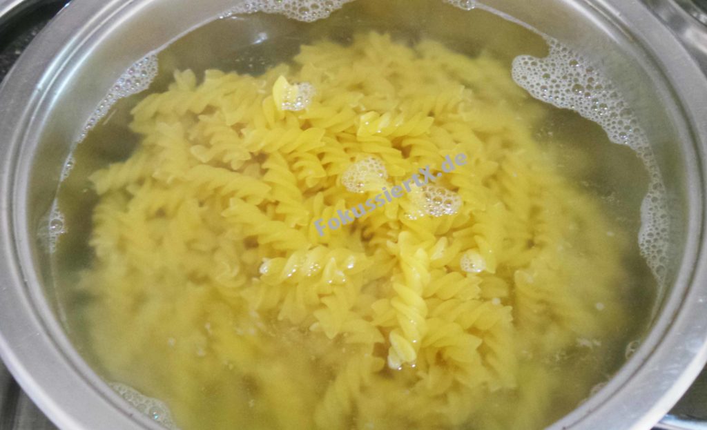 Nudelsalat mit Ananas und Mais