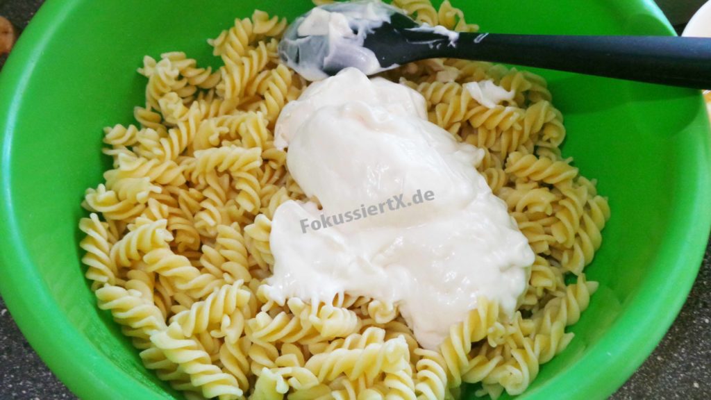 Nudelsalat mit Ananas und Mais