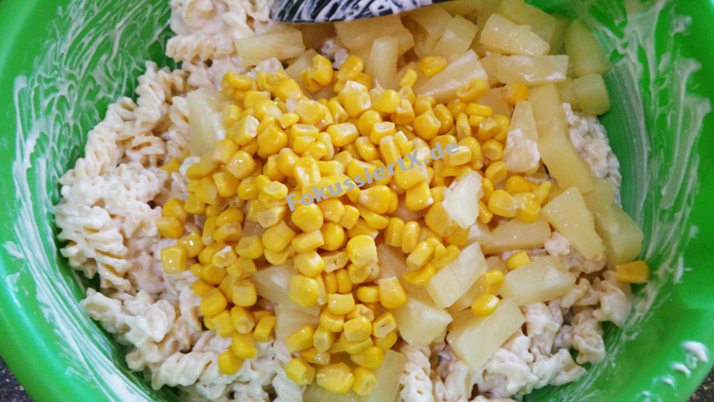 Nudelsalat mit Ananas und Mais