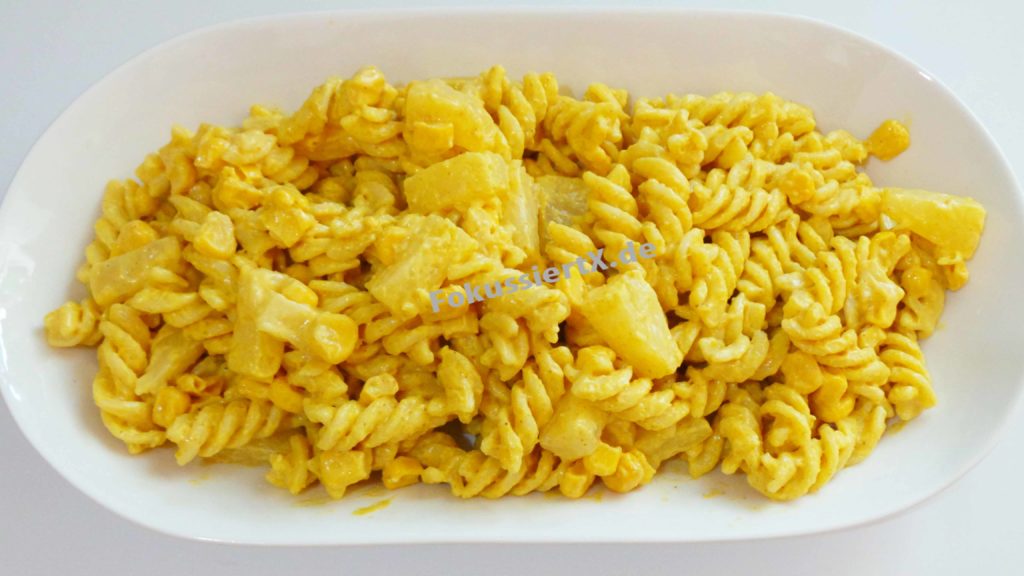 Nudelsalat mit Ananas und Mais